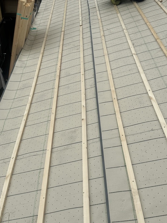 木下地の上に瓦用の防水シートをタッカーと呼ばれるホチキスのようなものを使って固定していきます。 