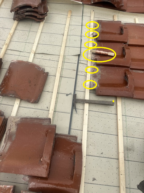 瓦を１枚１枚瓦桟に銅線で固定