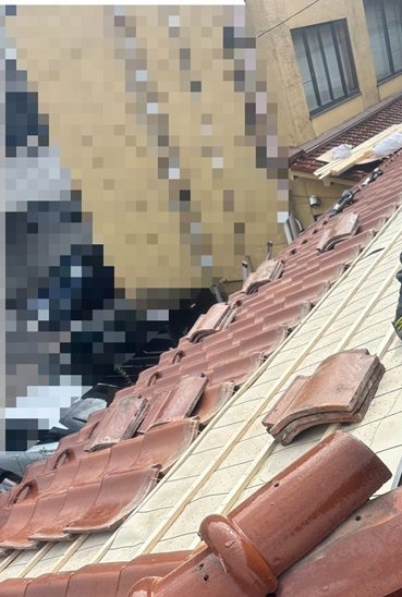 葺き直し工事　瓦設置中