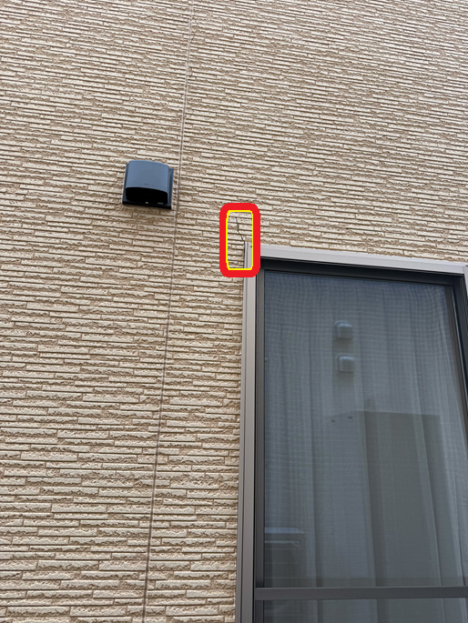 窯業サイディングの赤で囲んである部分に亀裂があります。