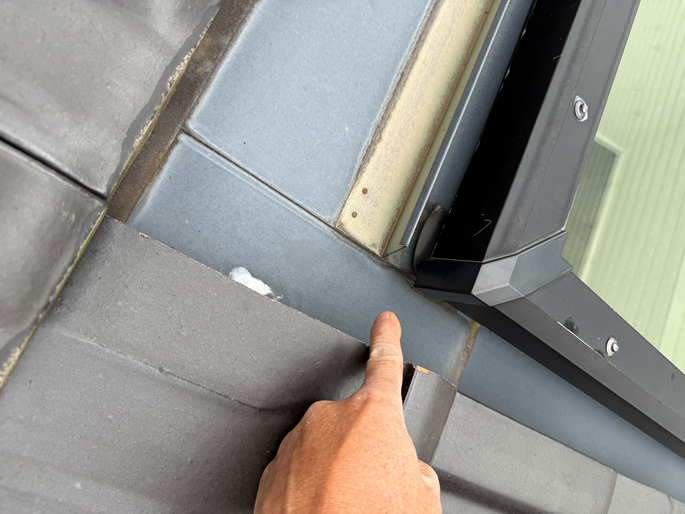 天窓の際から雨漏り