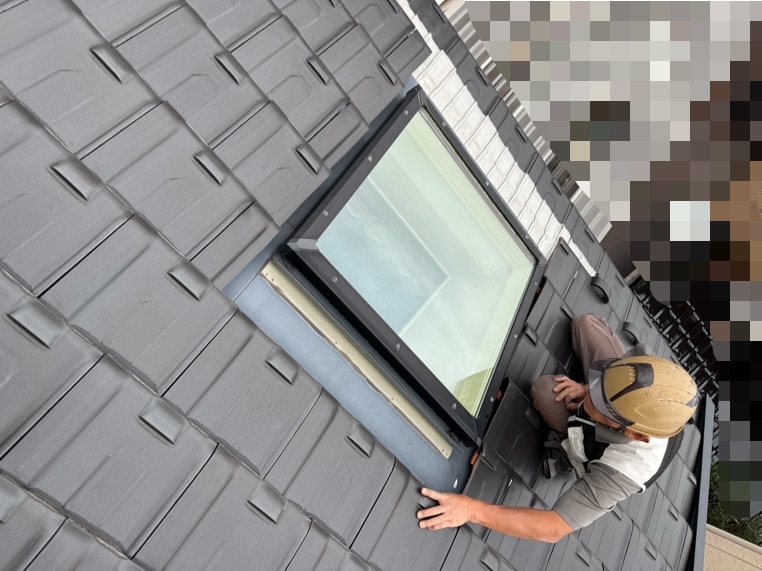 大雨の日に天窓の際のほうから雨水が垂れてきたそうです。