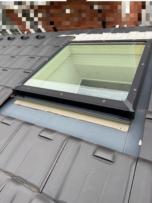 大雨の日に天窓の際のほうから雨水が垂れてきたそうです。