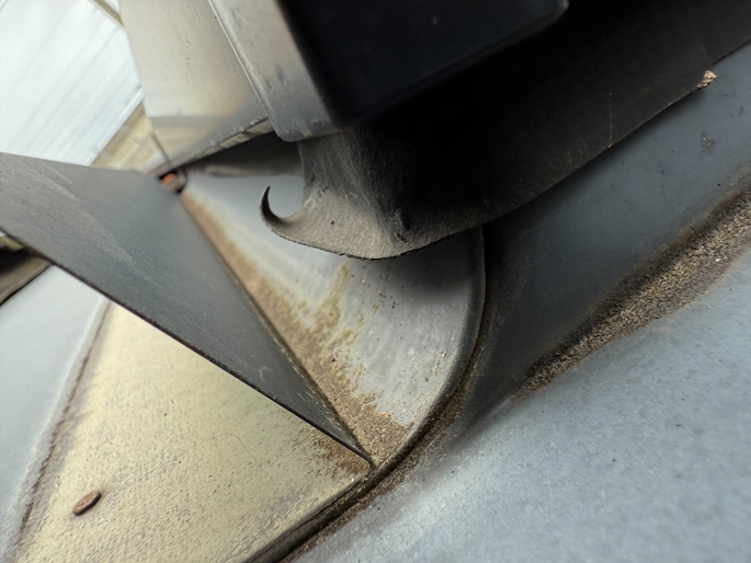 天窓の際から雨漏り