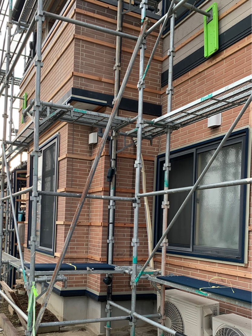 外壁全体に土台水切り・見切縁等の役物を設置しました。 新しい外壁材「SGLガルバリウム鋼板」を設置するための下準備完了です！！