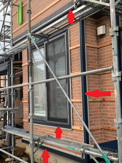 窓まわりの見切、出隅(外壁の角になっているところ)・中間水切り(バルコニーの出っ張りなど)の役物も同じく「SGLガルバリウム鋼板」を加工したもので、ステンレス釘で固定しました。