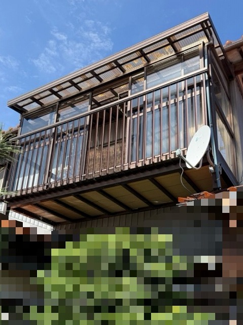 雹被害　ベランダ屋根　アクリル製波板　穴