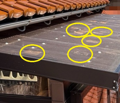 雹被害　ベランダ屋根　アクリル製波板　穴　