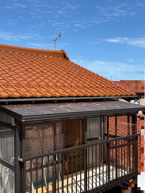 雹被害　ベランダ屋根　アクリル製波板　穴