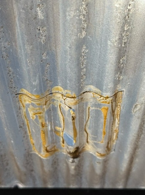 雹被害　ベランダ屋根　アクリル製波板　穴