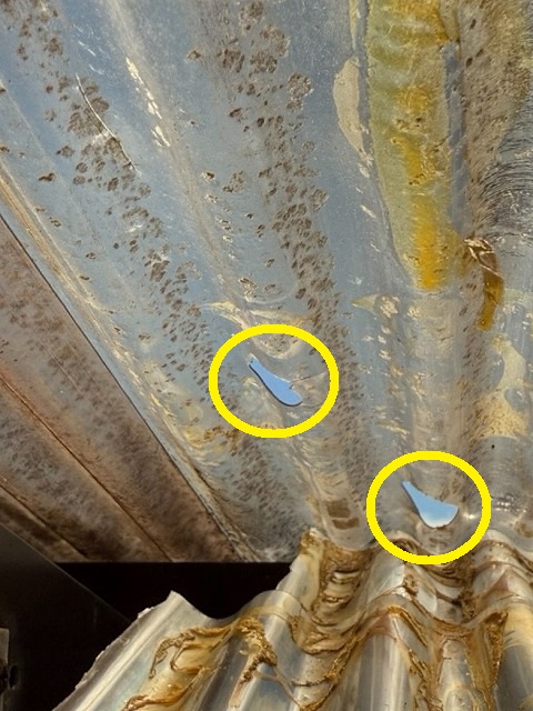 雹被害　ベランダ屋根　アクリル製波板　穴