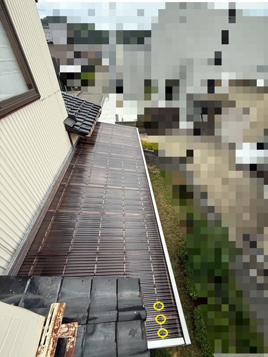 テラス屋根に新しいポリカ波板を固定