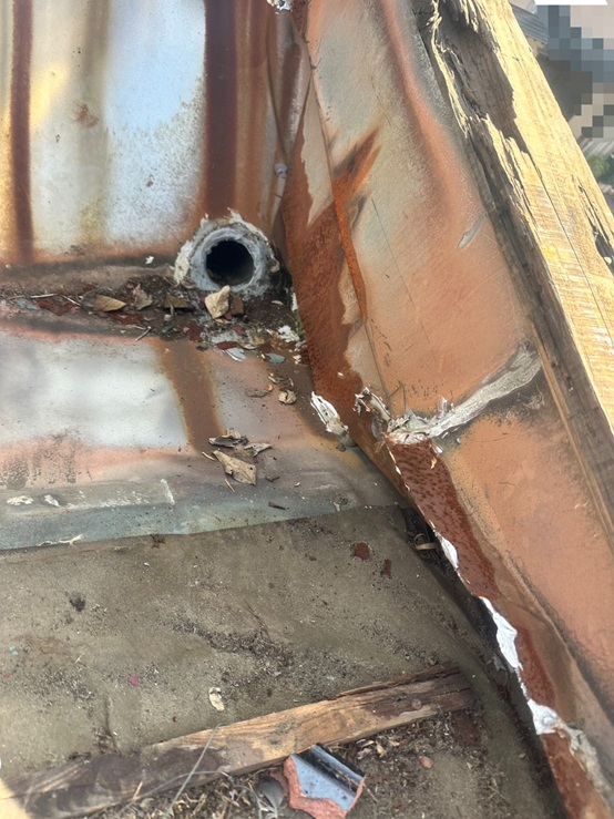 瓦を一旦取り外します