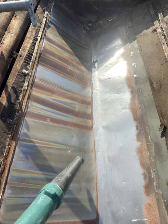 瓦を一旦取り外します