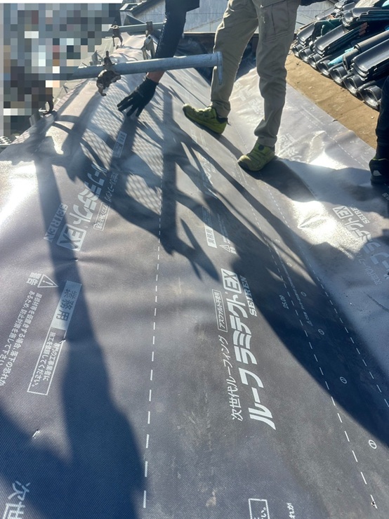 板金部分に防水シートをを張ります