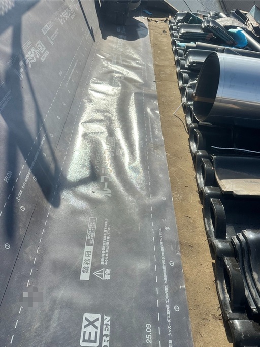 板金部分に防水シートをを張ります