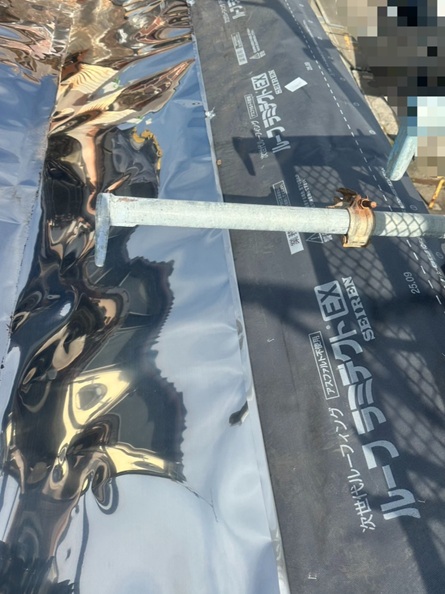 谷にステンレス板を設置しました