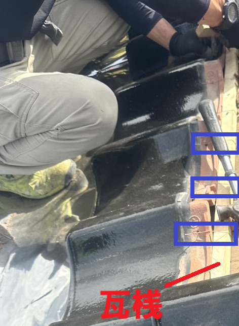 瓦屋根の下地に新しい瓦桟を設置し、銅線で瓦を固定