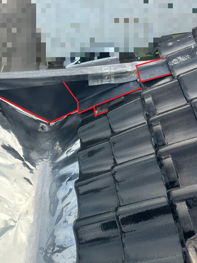 瓦との取り合いにもステンレス板を設置