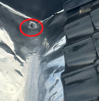 谷板金の端に雨どいに繋がる穴があけてあります