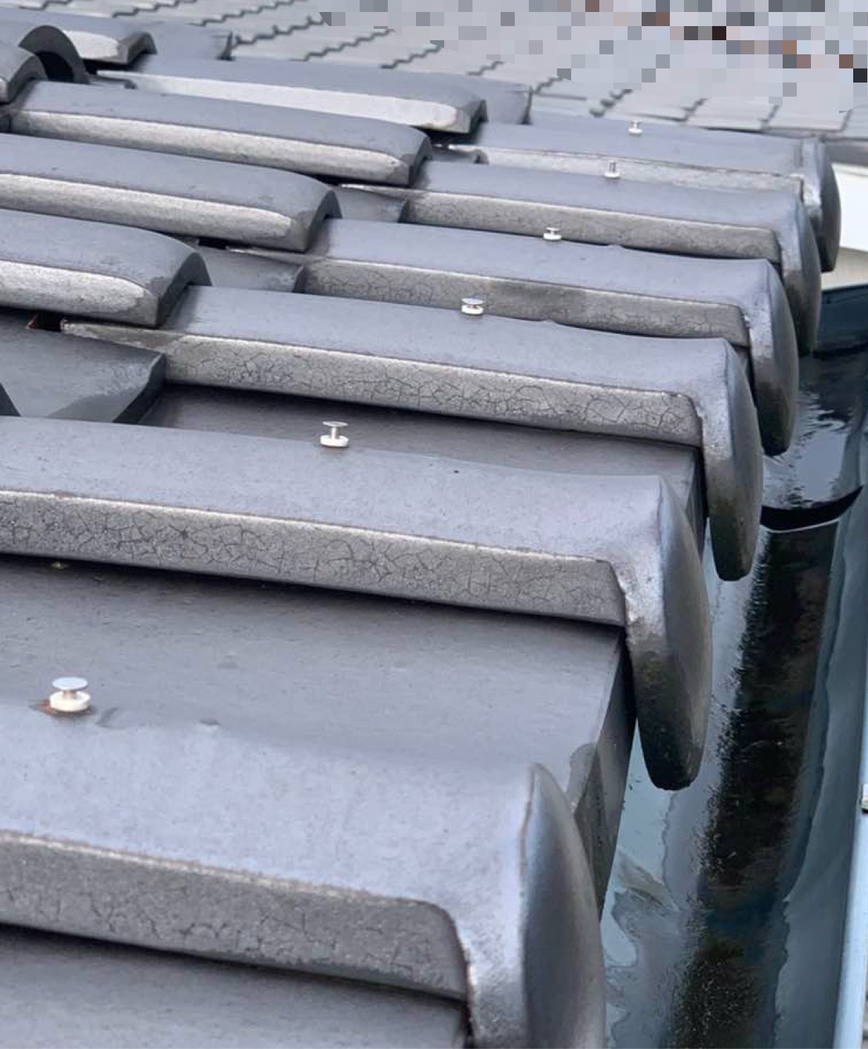 屋根の先端（軒先）に設置されているのが軒先瓦です。軒先の瓦も釘が浮いていました。