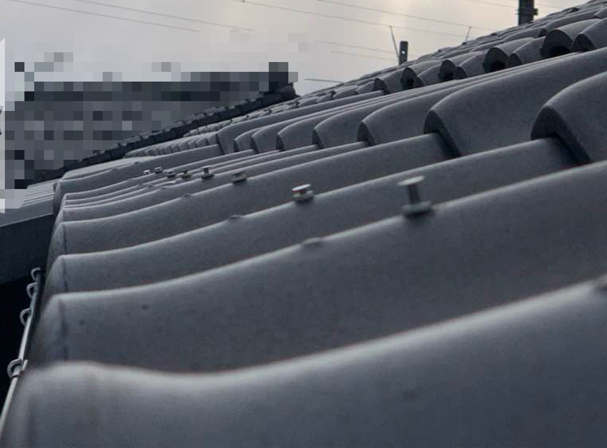 屋根の先端（軒先）に設置されているのが軒先瓦です。軒先の瓦も釘が浮いていました。