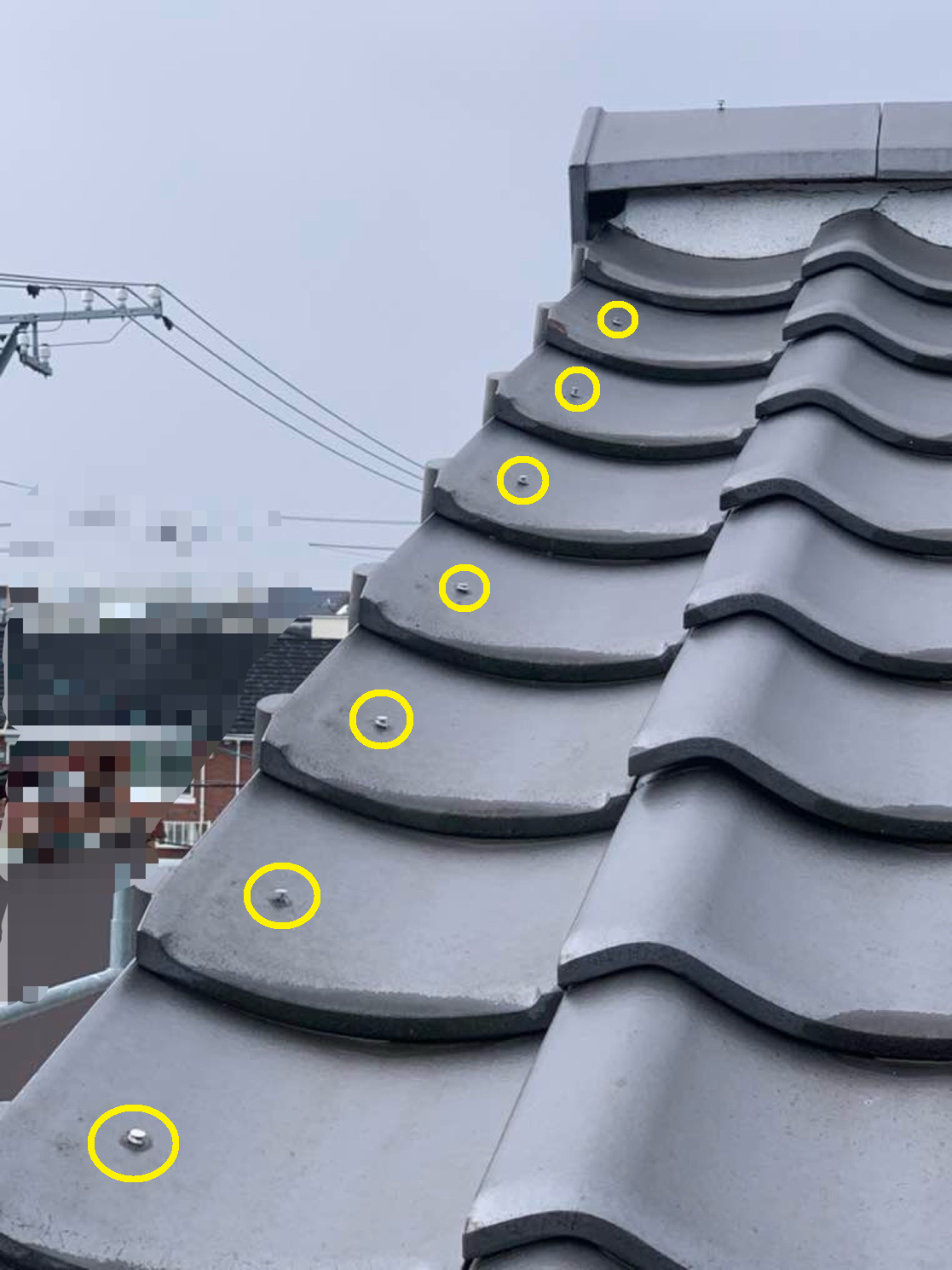 屋根の端(ケラバ部分)に設置されているのが袖瓦です。袖瓦を固定している釘が浮いてきています。