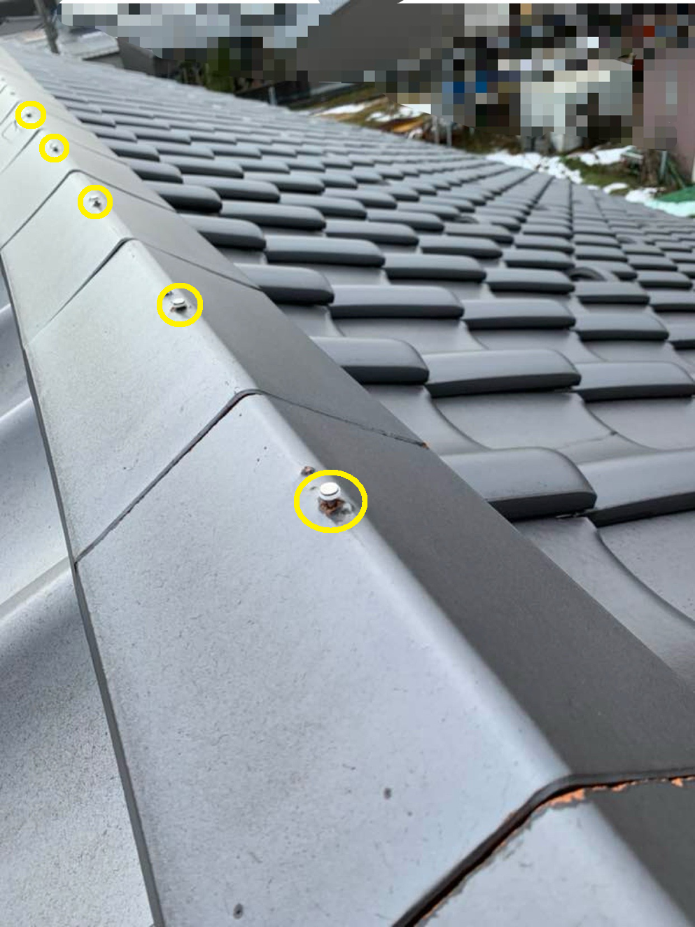 棟瓦の釘が浮いています