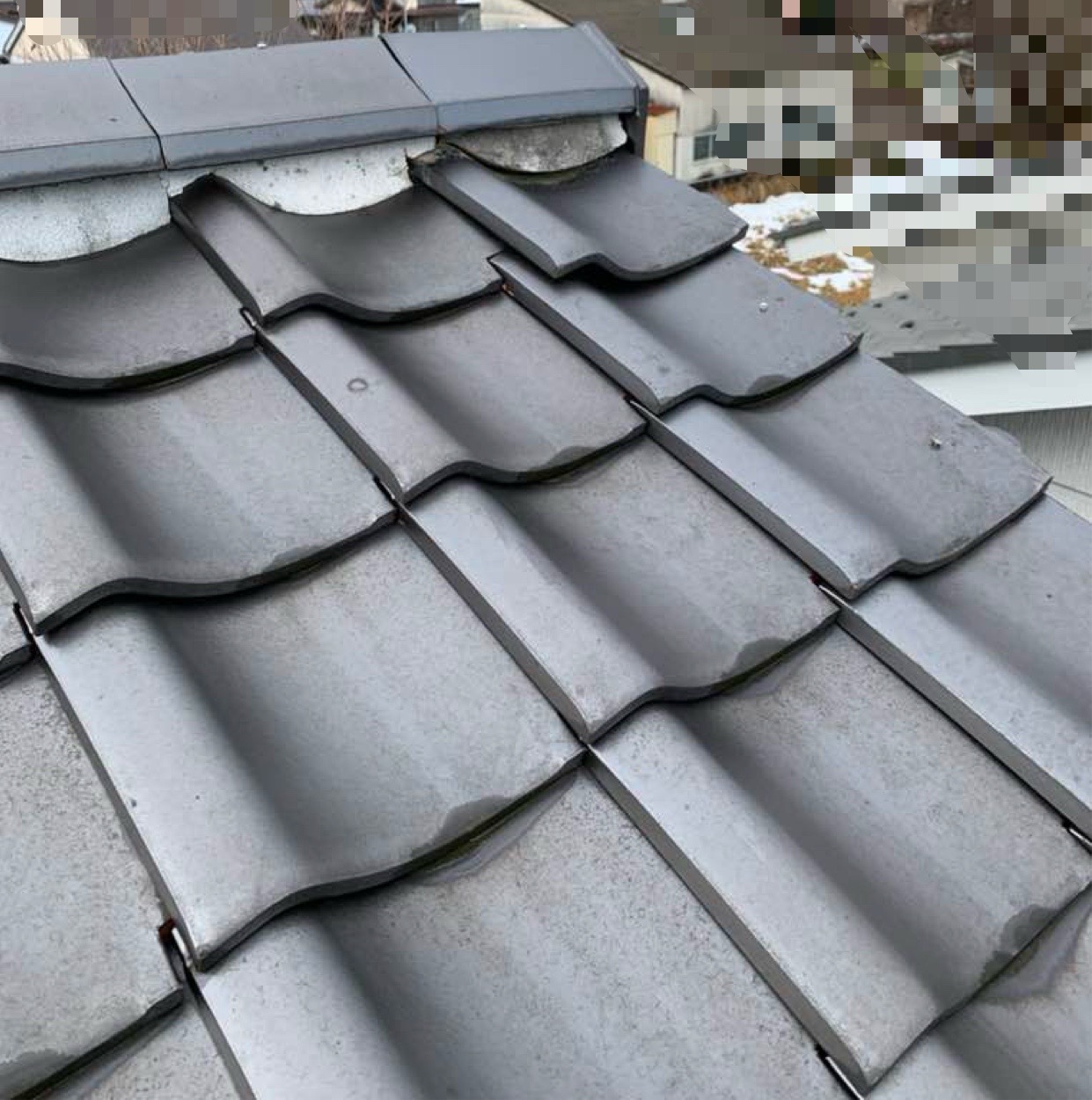 漆喰が崩れ、棟瓦がガタついているところもありました。