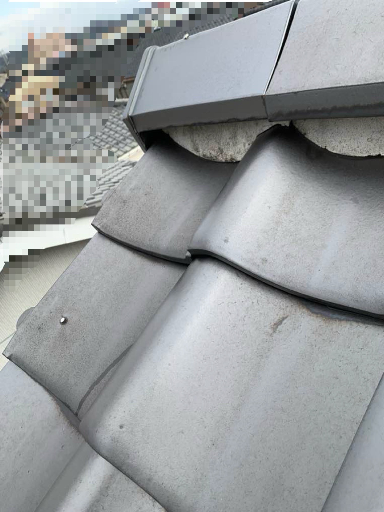 棟瓦の釘も浮いていおり、棟瓦の面戸(半月型)の白く見える部分の漆喰が崩れ、棟瓦がガタついているところもありました。 棟瓦は「積み直し」を行っていきます！！