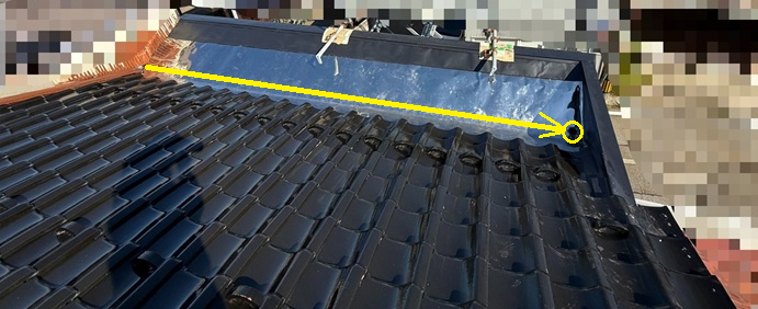 谷板金から雨どいに雨水が流れます