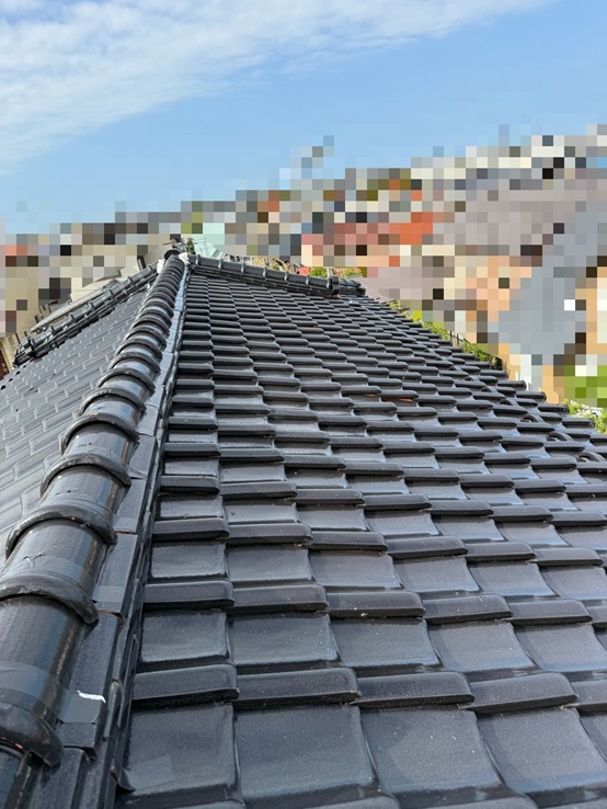 瓦に少しガタつきがあります