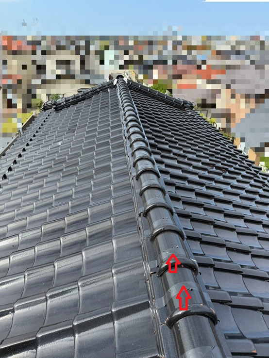 大屋根の棟にガムテープで補強