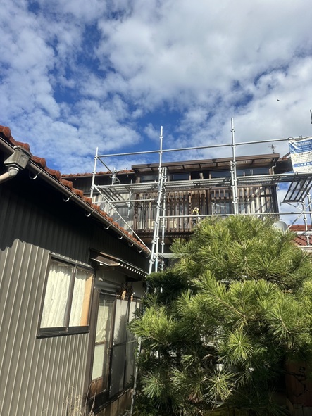 ベランダ屋根張り替え　足場の設置