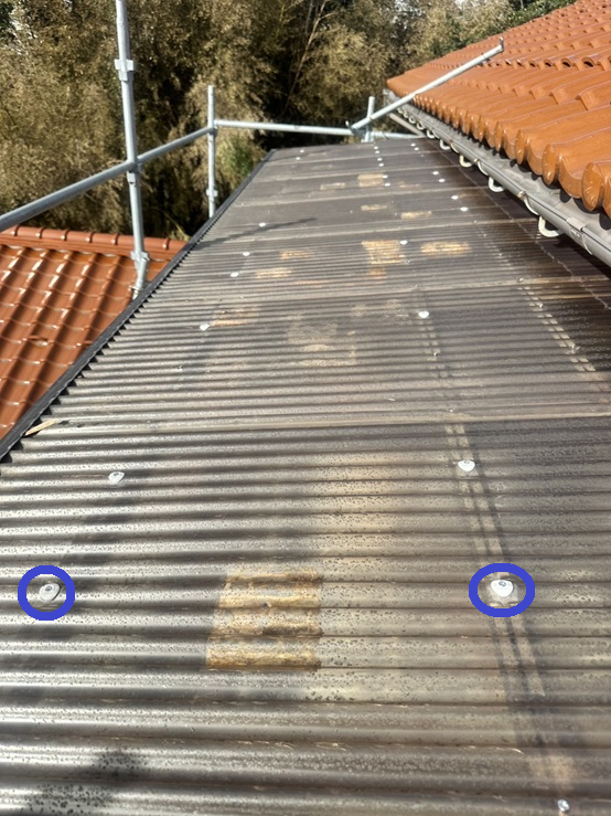 ビスを外し、波板を剥がします