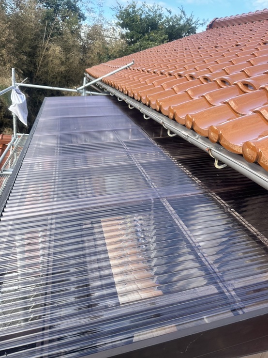 新しいポリカ波板を設置します