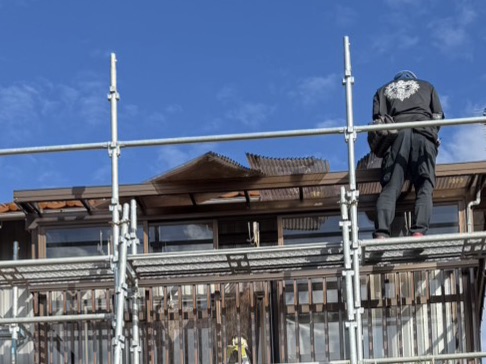 樹脂の屋根を外します