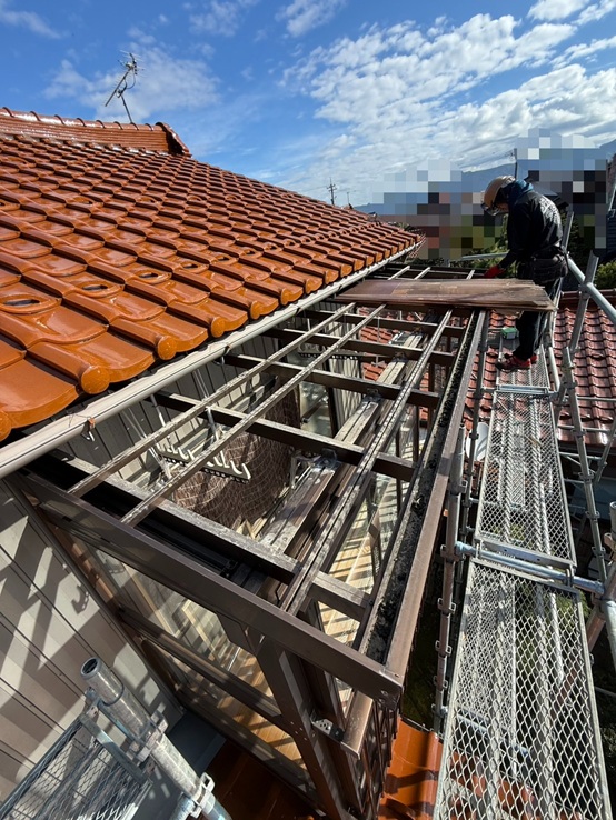 穴のあいた波板を外します