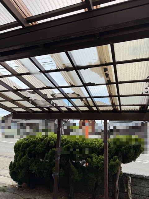 車庫のポリカ屋根が割れています