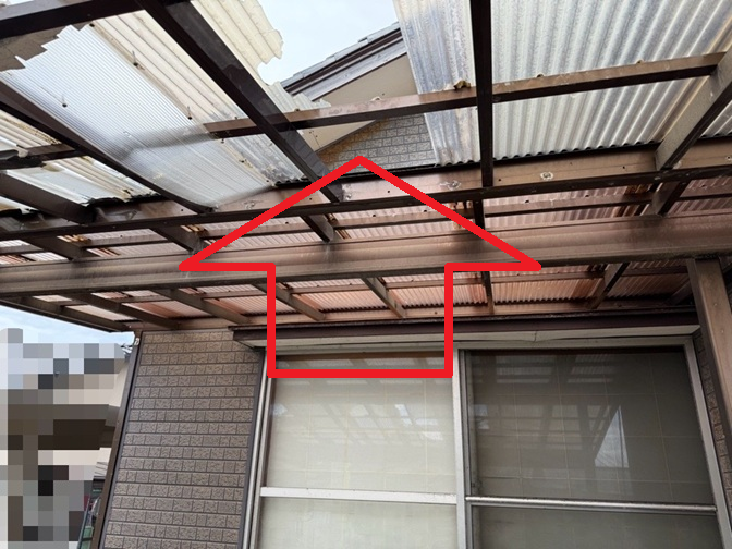 車庫のポリカ屋根が割れています