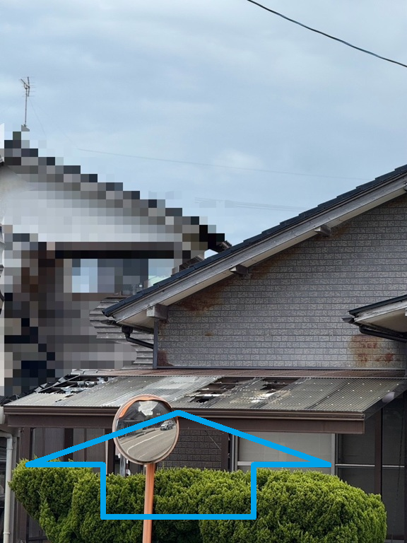 車庫の屋根のポリカが割れています