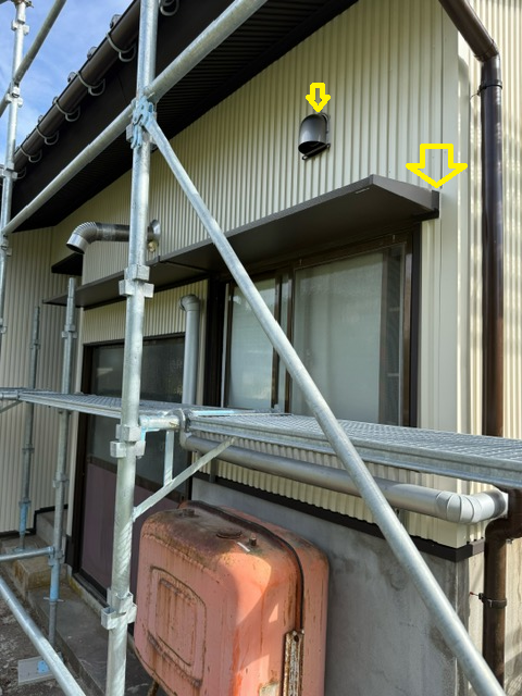 新しく取り付けた換気扇フード、換気口フードのまわりにも、外壁に色に合わせた白色のシーリング材を充填しました！