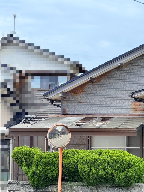 車庫のポリカ屋根が割れています