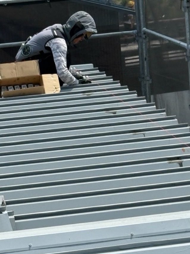 二重葺屋根取付金具を取り付け