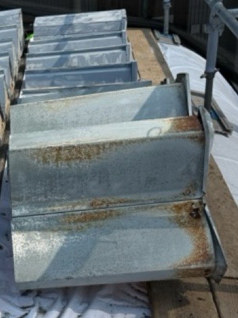 折板屋根のカバー工法を行う際、既存の折板屋根の先端が外壁から突き出ている部分（軒先）をカットしていきます。