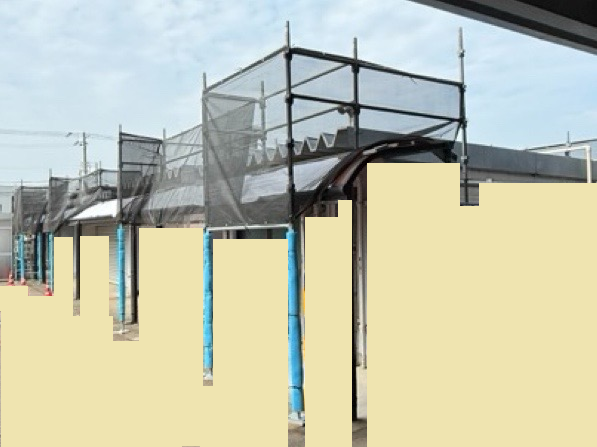 倉庫の折板屋根のカバー工事　足場を設置しました