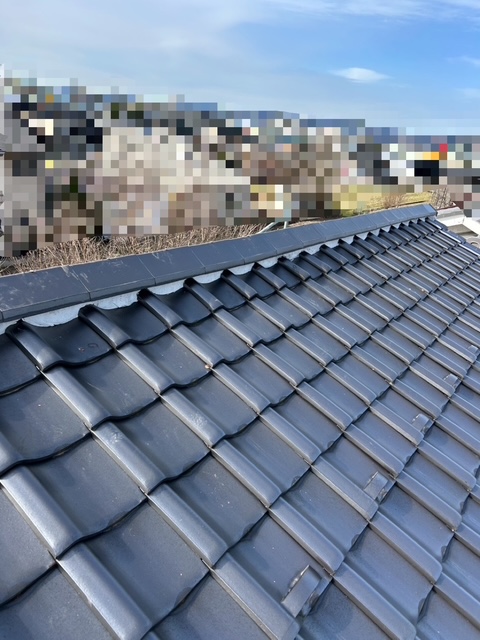 棟瓦の釘も浮いていおり、棟瓦の面戸(半月型)の白く見える部分の漆喰が崩れ、棟瓦がガタついているところもありました。 棟瓦は「積み直し」を行っていきます！！