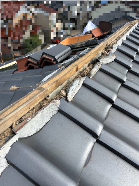 棟瓦積み直し工事　棟瓦を解体