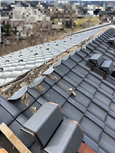 既存の棟瓦を一旦取り外し、棟瓦の土台部分も解体していきます。