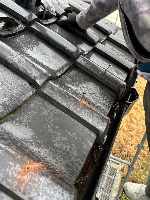 釘を抜いた箇所に、釘よりも抜けにくいステンレス製のビスを打ち込み、瓦を固定していきます！